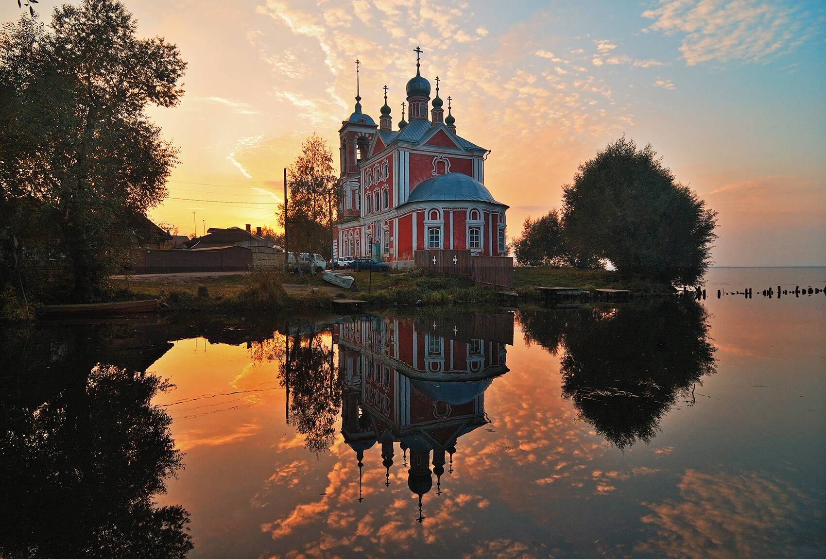 Церковь закат озеро
